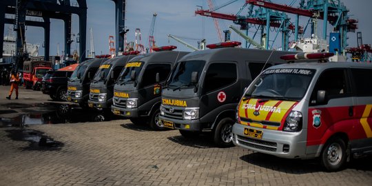 Puluhan ambulance menunggu korban Lion Air JT 610 di Pelabuhan Tanjung Priok