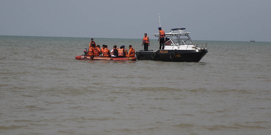 Petugas bersiap evakuasi korban Lion Air di Tanjung Pakis