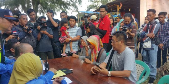 Tangis keluarga korban Lion Air JT610 di Pantai Tanjung Pakis