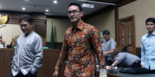 Ekspresi Zumi Zola saat jalani sidang pemeriksaan terdakwa