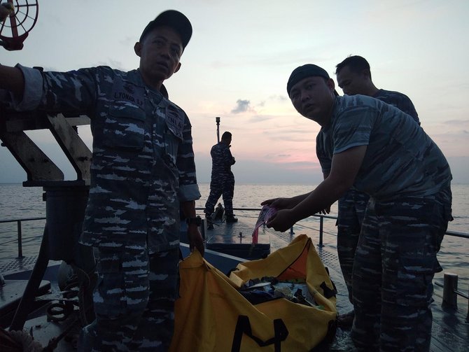 personel tni al terus menyisir perairan tanjung karawang