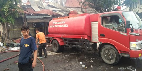 Pasca kebakaran Pasar Legi, Damkar masih lakukan pendinginan