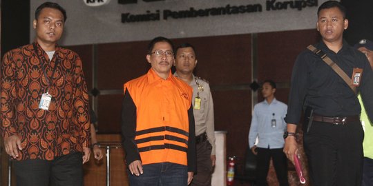 Geledah 6 lokasi terkait suap Bupati Cirebon, KPK sita mobil & dokumen