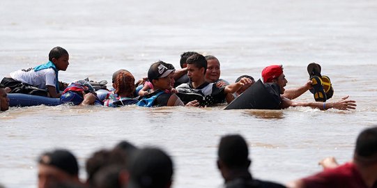 Ribuan imigran nekat terjang sungai di perbatasan Meksiko-Guatemala