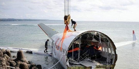 bangkai pesawat di pinggir laut rev1