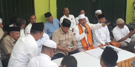 Prabowo dihadiahi sorban & Alquran raksasa saat silaturahmi ke Ponpes Tamirul Islam