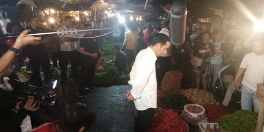Malam-malam, Jokowi blusukan ke Pasar Bogor beli bayam dan cabai