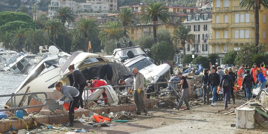 Kapal-kapal pribadi hingga pesiar bergelimpangan usai dihantam badai di Italia