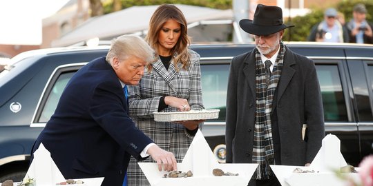 Aksi Donald Trump dan Melania berbelasungkawa di Sinagog