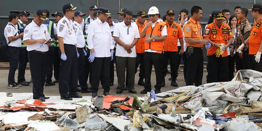 Dirut Lion Air Group Edward Sirait menunduk lesu saat melihat serpihan JT 610