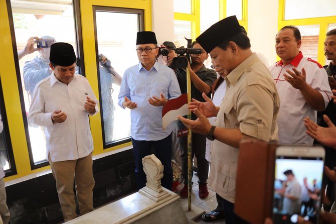 prabowo ziarah ke makam gubernur soerjo