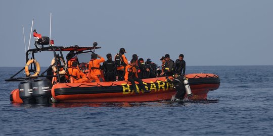 Aksi tim penyelam periksa temuan objek diduga Lion Air JT 610