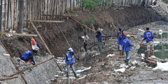 Antisipasi banjir, turap Kali Sunter diperbaiki