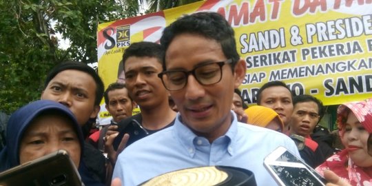 Blusukan ke Tangerang, Sandiaga dapat peci bambu dan Dodol Panongan