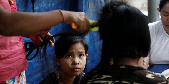 Melihat para wanita menjual rambut di Pasar Insein Myanmar