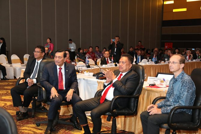 gubernur sulawesi utara olly dondokambey saat pembukaan the archipelagic and island states forum ais di manado