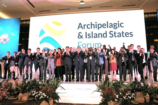 gubernur sulawesi utara olly dondokambey saat pembukaan the archipelagic and island states forum ais di manado