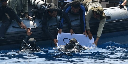 Momen pengangkatan black box Lion Air dari lautan