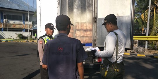 Polisi gagalkan pengiriman 3,5 ton daging ayam beku ilegal dari Jawa ke Bali