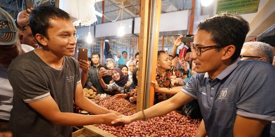 Sandiaga beli tempe saat blusukan ke pasar tradisional di Palu