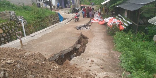 Curah hujan tinggi, fenomena tanah bergerak terjadi di Sumbar