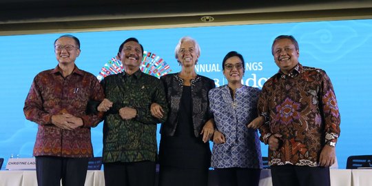 Acungkan 1 jari di IMF-World Bank, Luhut klaim tak ada pelanggaran kampanye