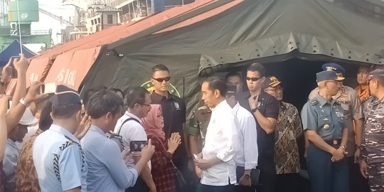 Tangis ibu korban Lion Air JT610 pecah saat berbincang depan Jokowi
