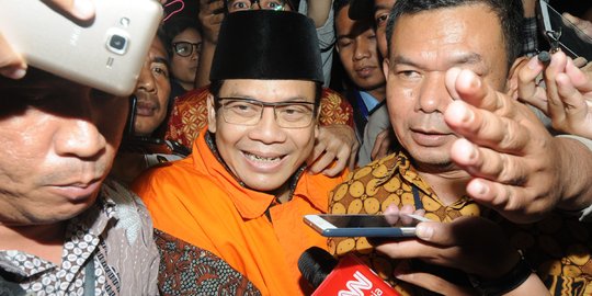 Ekspresi Wakil Ketua DPR Taufik Kurniawan usai resmi ditahan KPK