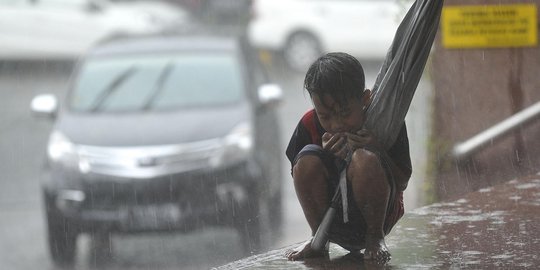 Waspada hujan petir disertai angin kencang di Depok, Bogor dan Bekasi