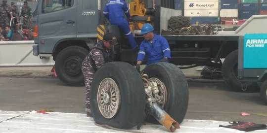 Roda Lion Air PK-LQP berhasil diangkat dan dibawa ke JICT