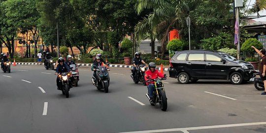 Minggu pagi, Jokowi geber motor modifikasi keliling Pasar Anyer Tangerang