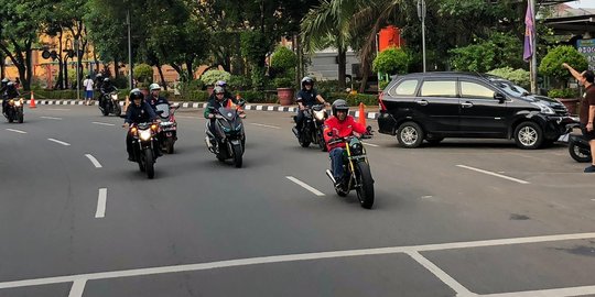 Pakai jaket merah, begini gaya Jokowi tunggangi motor baru keliling Tangerang