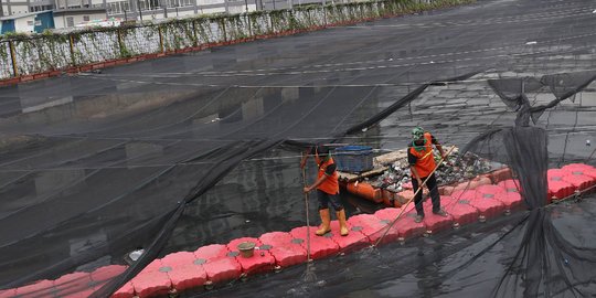 Selain bau dan berwarna hitam, Kali Item dipenuhi sampah plastik