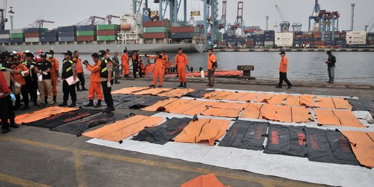 Puluhan kantong berisi bagian tubuh korban Lion Air tiba di Tanjung Priok