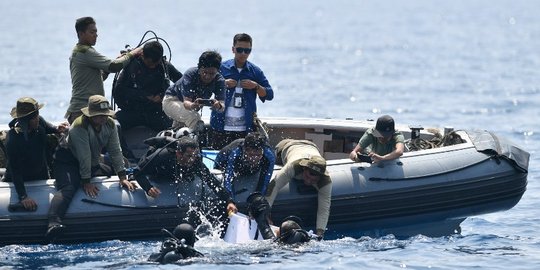Di dasar laut, tim SAR gabungan lihat masih banyak korban yang harus dievakuasi