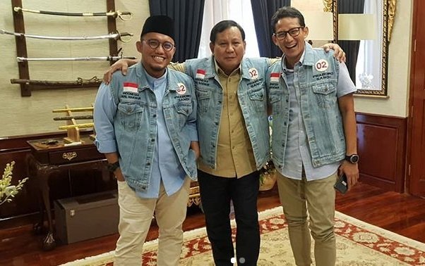 dahnil anzar bersama prabowo dan sandiaga bergaya kasual