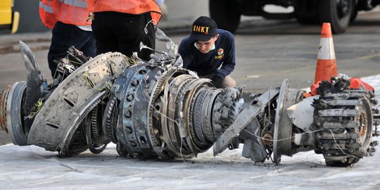 Emergency Transmitter dan Flight Direction Lion Air ditemukan terkubur di lumpur