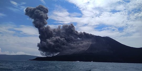 Gunung Anak Krakatau mengalami 673 Gempa dan muntahkan pijar