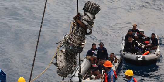 Momen pengangkatan mesin Lion Air PK-LQP dari dalam laut