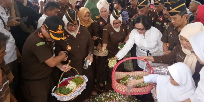 Pemakaman Dodi korban Lion Air diiringi prosesi tabur bunga pejabat Kejagung