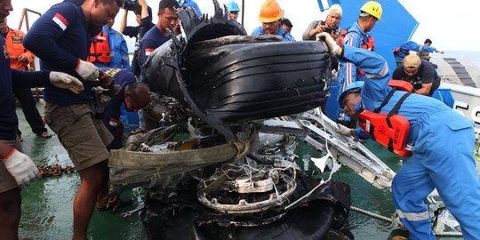 Kondisi roda Lion Air PK-LQP tercabik-cabik saat diangkat ke permukaan