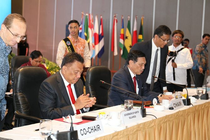 gubernur sulawesi utara olly dondokambey saat pembukaan the archipelagic and island states forum ais di manado