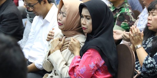 Doa bersama, tangis keluarga korban pecah saat evaluasi Lion Air