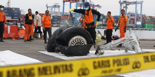 Petugas pindahkan bagian roda Lion Air JT 610