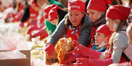 Aksi Ribuan orang buat Kimchi di Korea Selatan