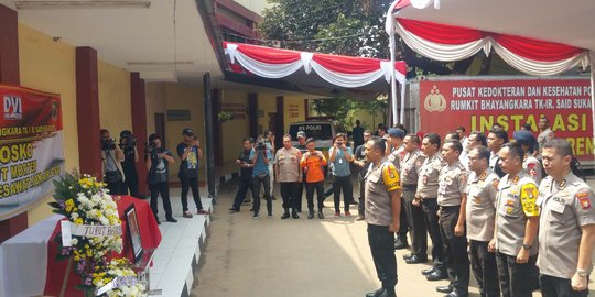 Rekan seangkatan polisi korban Lion Air gelar upacara penghormatan di RS Polri