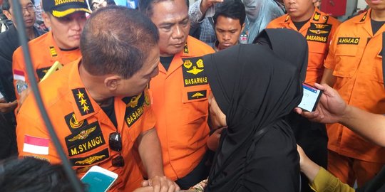 Tangisan keluarga korban Lion Air pecah ketika bertemu Kabasarnas