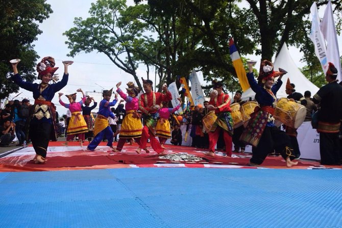 budaya minang lepas etape pertama tour de singkarak 2018