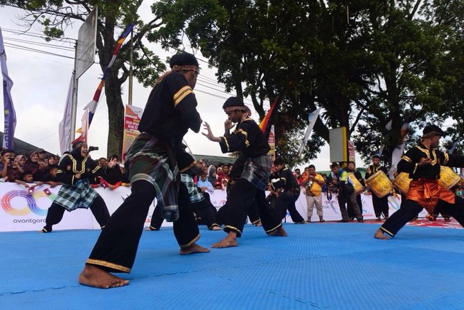 budaya minang lepas etape pertama tour de singkarak 2018