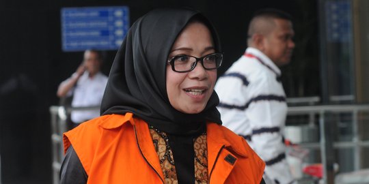 Ekspresi tersangka Eni Maulani Saragih saat lengkapi berkas kasus suap ke KPK